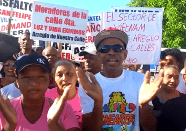 VIDEO|Comunitarios de San Felipe en Villa Mella se mantienen en protesta por asfaltado