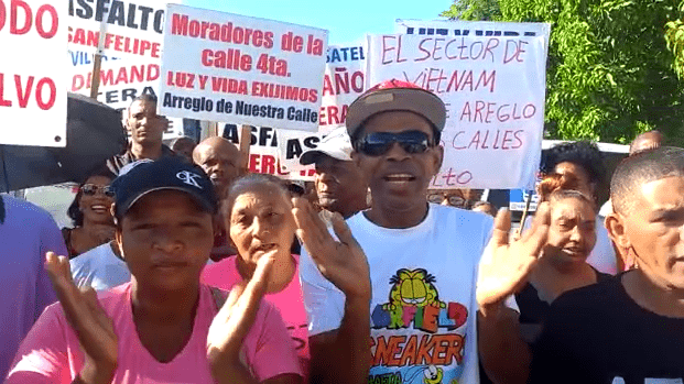 VIDEO|Comunitarios de San Felipe en Villa Mella se mantienen en protesta por asfaltado