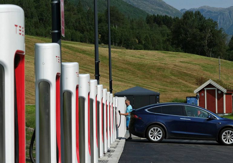 Por ola de calor, piden a los californianos no cargar sus vehículos eléctricos