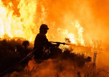 Incendio forestal quema millas de hectáreas en el noreste de España