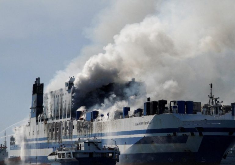 Ferri en llamas con autos y 300 personas a bordo frente a las costas de Suecia