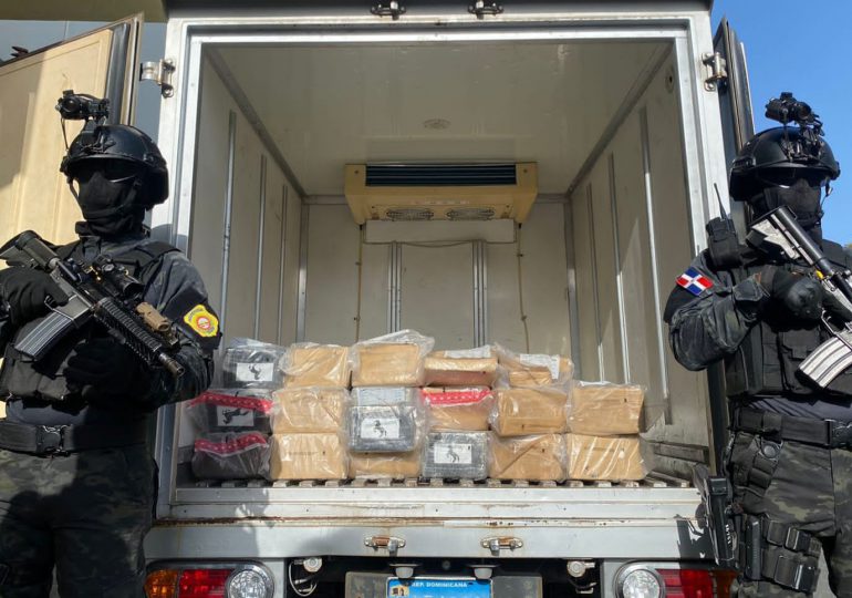 Investigan hallazgo de 95 paquetes de presunta  cocaína en Barahona
