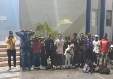 Policía Nacional de Azua detiene 13 nacionales haitianos que entraron ilegalmente al país
