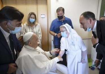 El papa designa "asistente sanitario personal" al enfermero que le salvó la vida