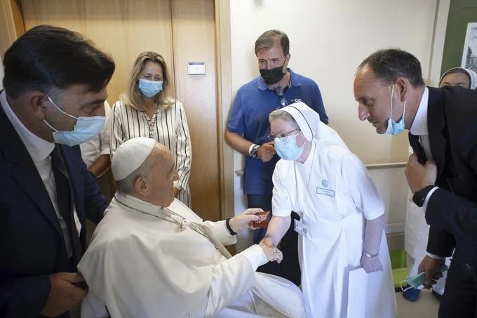 El papa designa "asistente sanitario personal" al enfermero que le salvó la vida