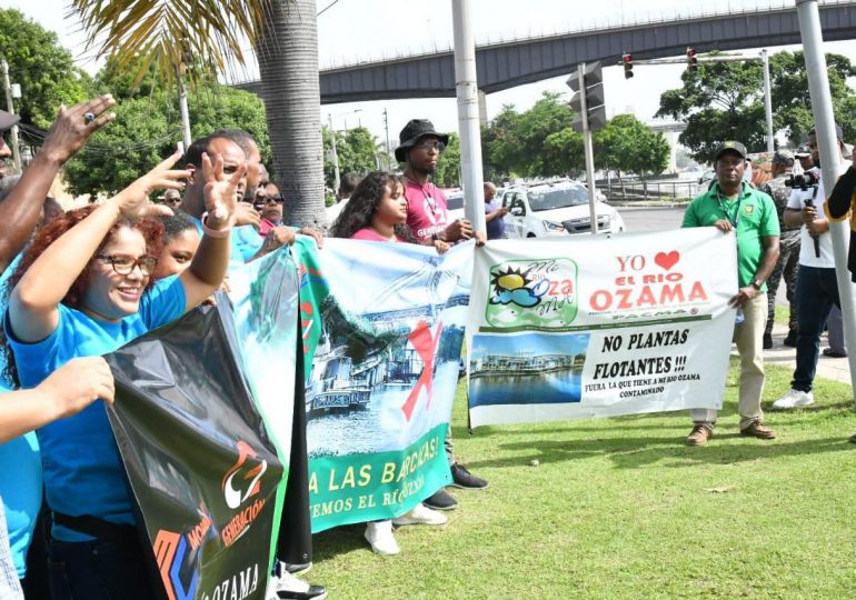 VIDEO|Comunitarios piden al presidente Abinader trasladar barcazas del Ozama
