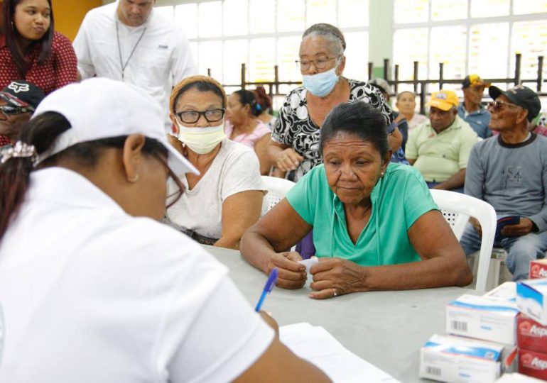 Gobierno beneficia a personas de comunidades vulnerables de Santiago en jornada "Primero Tú"