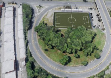 Alcaldía SDO construirá cancha de fútbol en rotonda de la Autopista 30 de Mayo