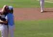 Video | Bateador de Pequeñas Ligas consuela a lanzador del equipo contrario tras “golpear” a otro