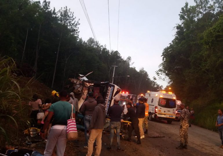 VIDEO|Autobús con 69 pasajeros se accidenta en carretera de Jarabacoa