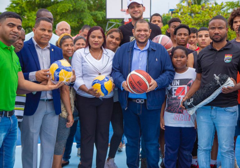Alcalde Carlos Guzmán entrega cancha de básquetbol en Urbanización El Paso