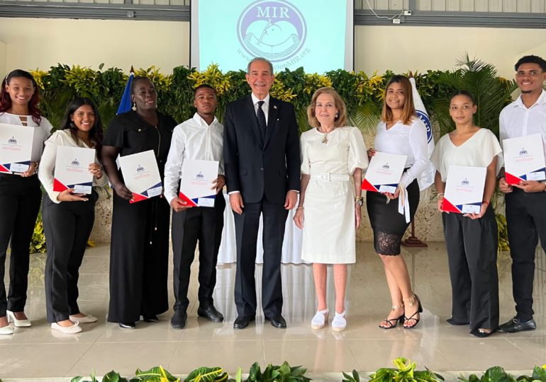 Mescyt otorgará 30 becas a jóvenes de escasos recursos de La Romana a través de Fundación Mir