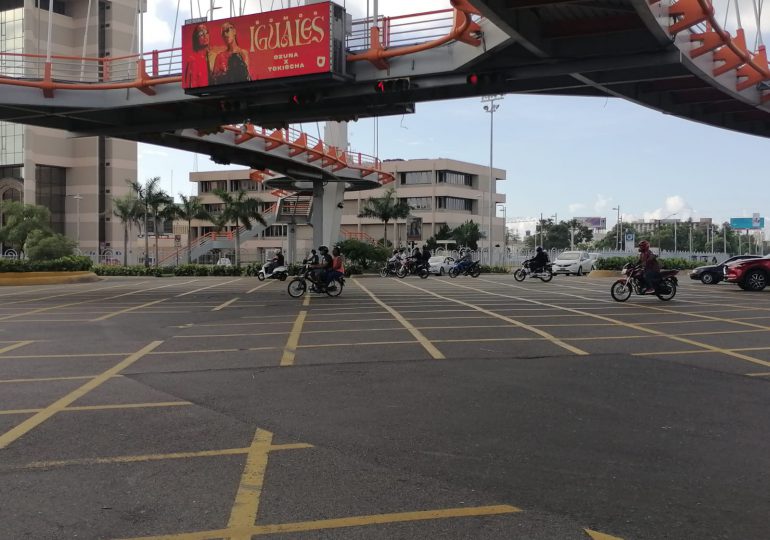Tránsito vehicular disminuye por calles y avenidas del Gran Santo Domingo en Día de la Restauración