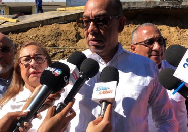 Ministro de Obras Públicas visita zona de derrumbe en Santiago y toma medidas para restaurar el área