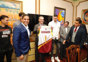 VIDEO | Así fue el encuentro entre Abinader y el basketbolista Chris Duarte en Palacio Nacional