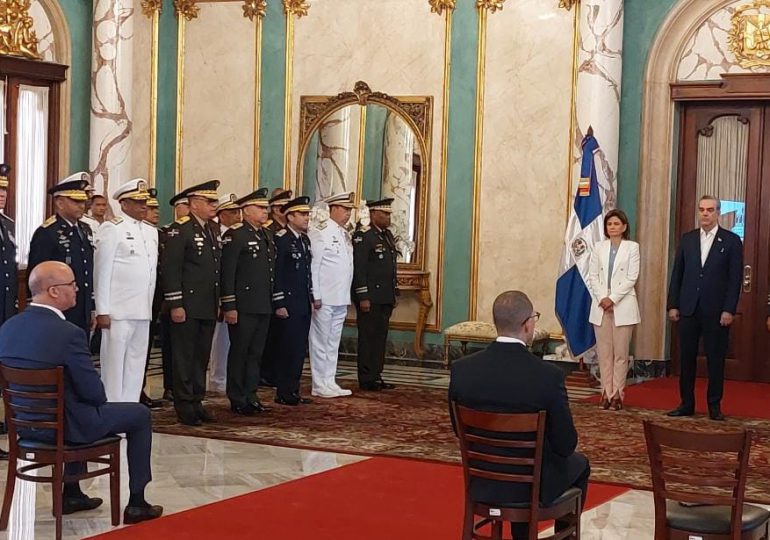 Presidente Abinader juramenta nuevos comandantes del Ejército, Armada y FARD