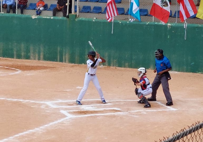 Inauguran Torneo Panamericano de Softball; Hipólito Mejía lanza primera bola