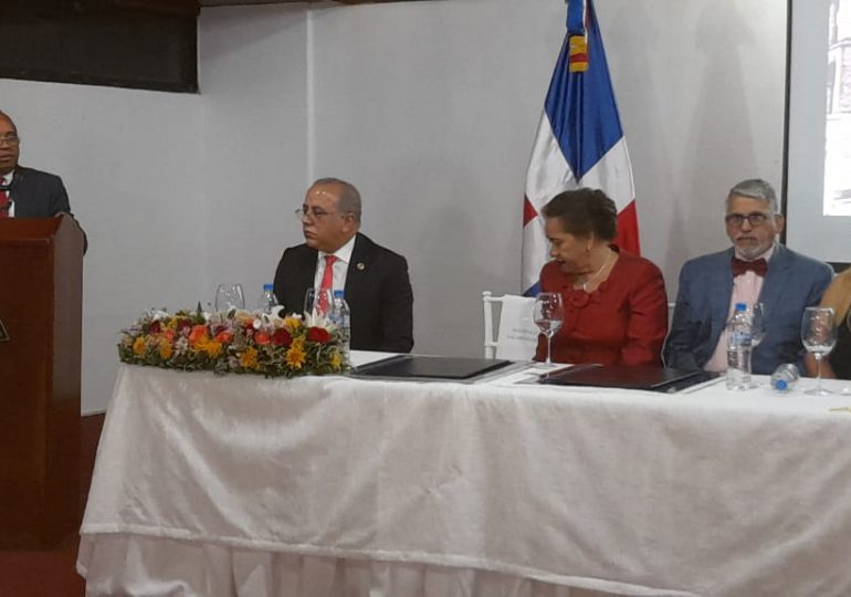 El doctor Fulgencio  Severino  recibe el premio Maestro de la Medicina