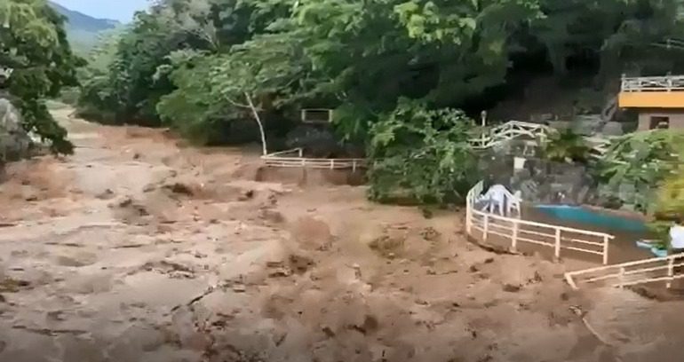 VIDEOS| Fuertes lluvias dejan inundaciones en Jarabacoa y Constanza