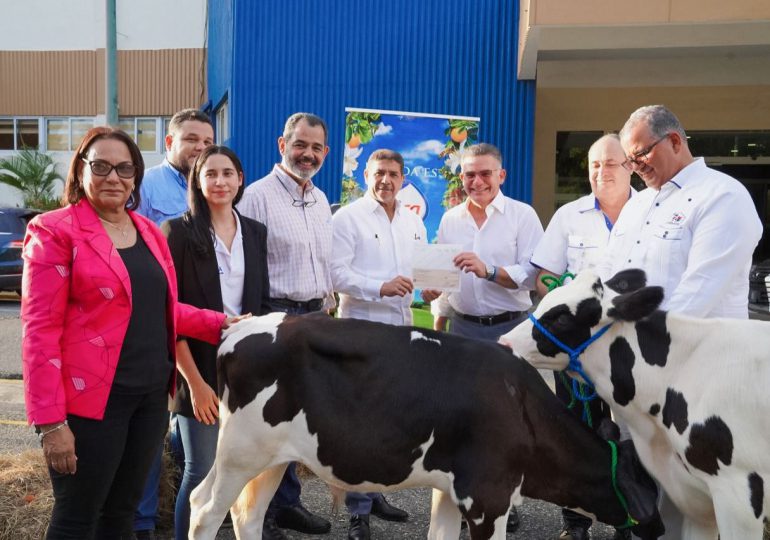 Ministro Limber Cruz recibe becerros donados por Grupo Rica para mejorar genética de ganadería lechera