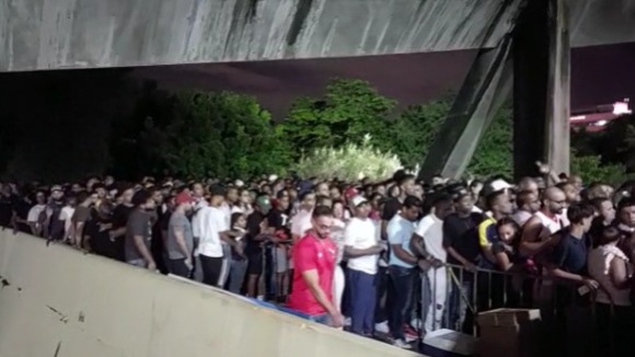 Cientos de fanáticos se aglomeran en las afueras del Palacio de los Deportes para ver el partido entre Panamá y RD