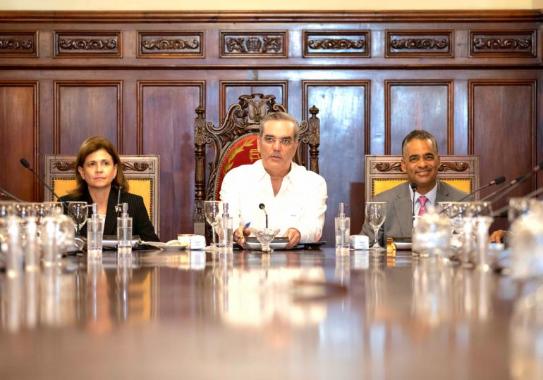 Presidente Abinader encabeza en el Palacio Nacional consejo ministros y directores
