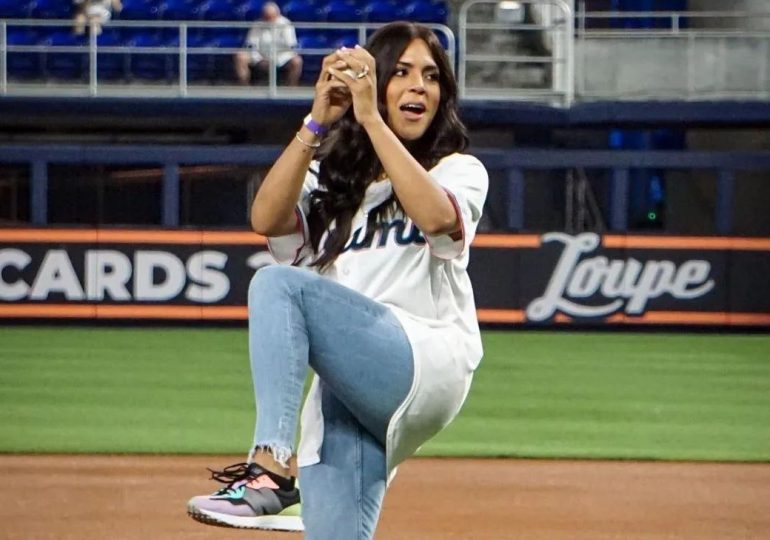 Francisca lanzó la primera bola en el partido Dodgers Vs Marlins en Miami