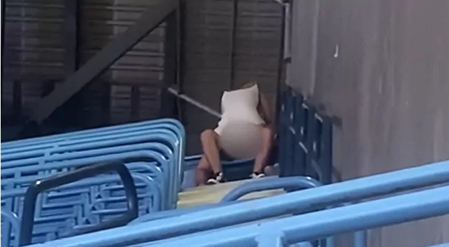 VIDEO | Atrapan pareja de fanáticos teniendo sexo durante pleno juego en estadio de MLB