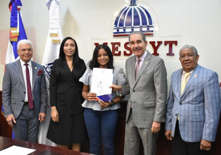 MESCYT entrega certificaciones de becas a 254 estudiantes dominicanos que cursarán programas de maestrías en México y España