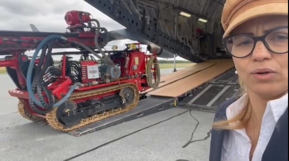 VIDEO | Abordaje de tuneladora en avión militar canadiense para ayudar en rescate de mineros en Maimón