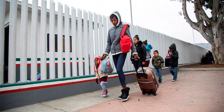 Biden pone fin a política que obliga a solicitantes de asilo a esperar en México