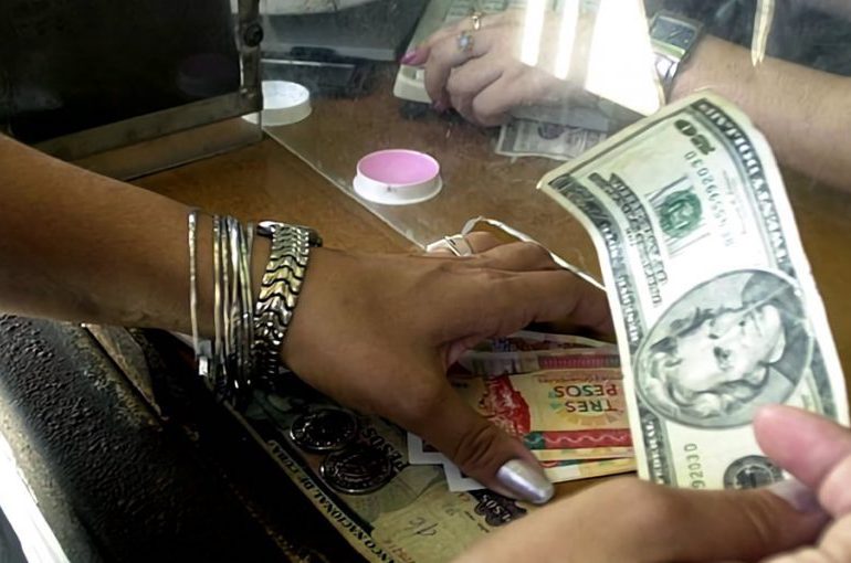 Gobierno cubano comprará USD a tarifa del mercado negro para captar divisas