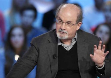 Las ventas de "Los versos satánicos" aumentan en EEUU tras ataque a Rushdie