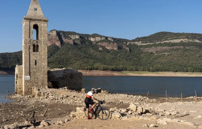 La sequía en España hace aflorar viejos monumentos sumergidos