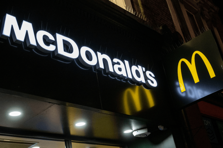 Por papas fritas un empleado de McDonald's es herido de bala en Nueva York