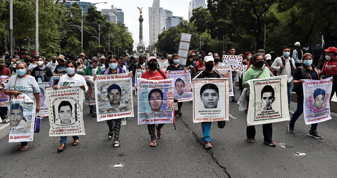 Manifestación para exigir castigo por desaparición de 43 estudiantes en México