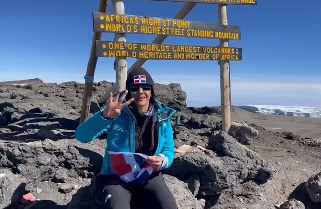 Bandera Dominicana ondea en Kilimanjaro, la cima de África