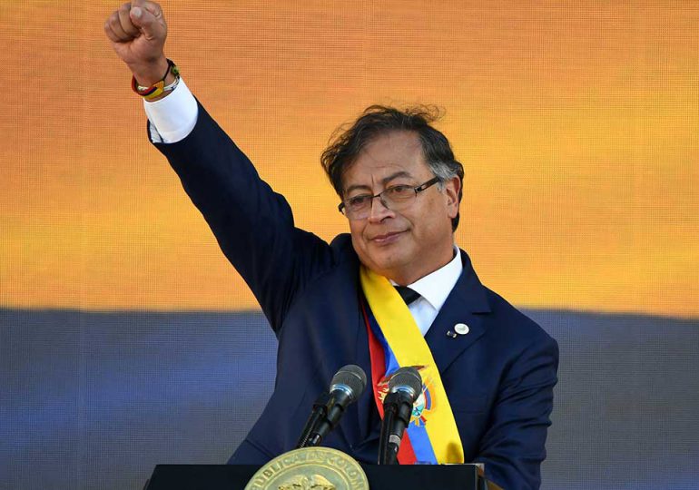 Gustavo Petro es investido como primer presidente de izquierda de Colombia