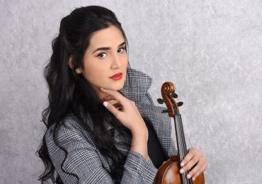 Violinista Aisha Syed engalana portada de revista City Pages Magazine de Kuwait