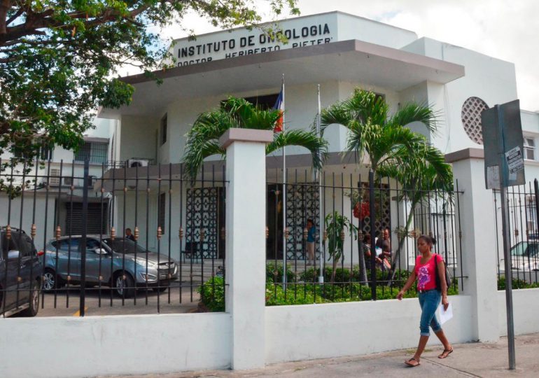 Hija denuncia hospital Oncológico retiene a su padre por deuda de RD$ 23,000