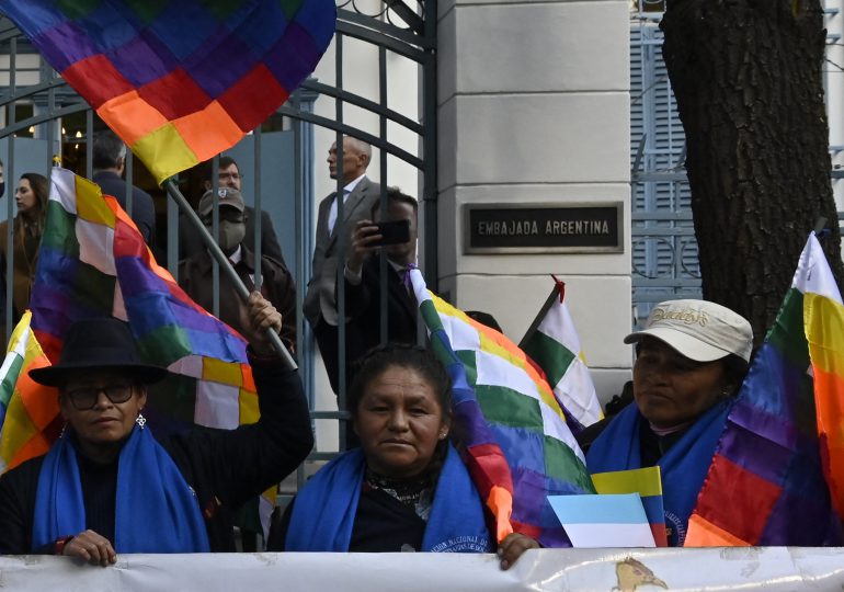 Manifestación en apoyo a Cristina Fernández en embajada Argentina en La Paz