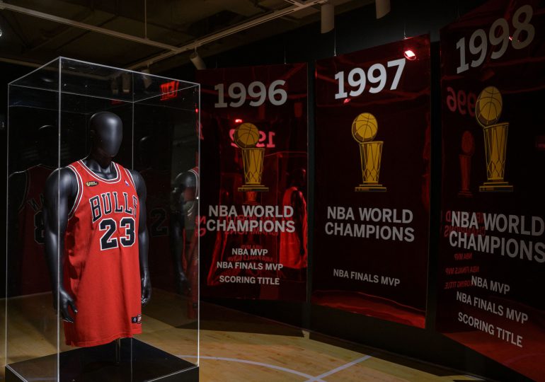 Una camiseta de Jordan es subastada por un récord de 10,1 millones de dólares