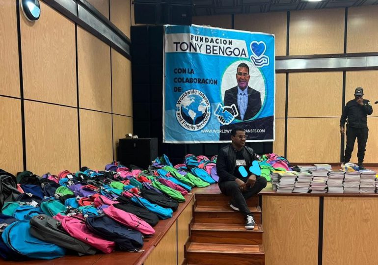OMH y Tony Bengoa realizan entrega de kits de útiles escolares a niños de Dajabón