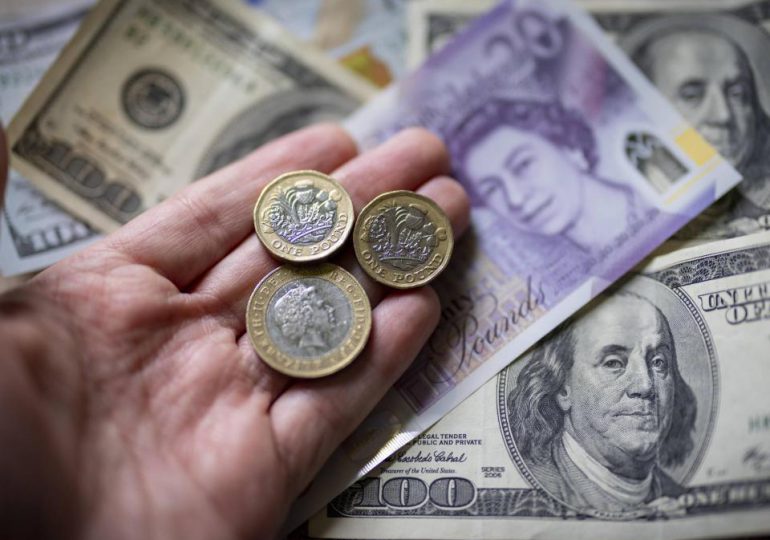 La libra pierde 1,2% frente al dólar tras la intervención del Banco de Inglaterra