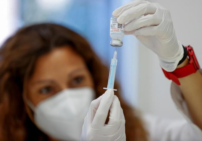 Reino Unido autoriza nueva vacuna anticovid de Pfizer contra variante ómicron