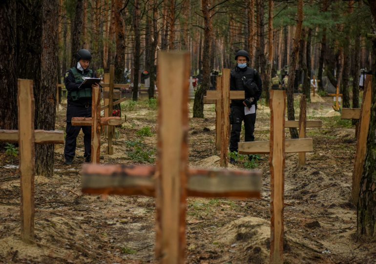 Ucrania halla cientos de cuerpos, algunos con "signos de tortura", en zona liberada