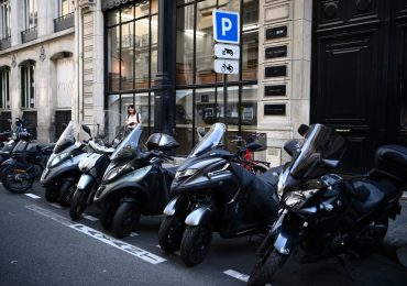 Paris impone tasa de aparcamiento a motoristas