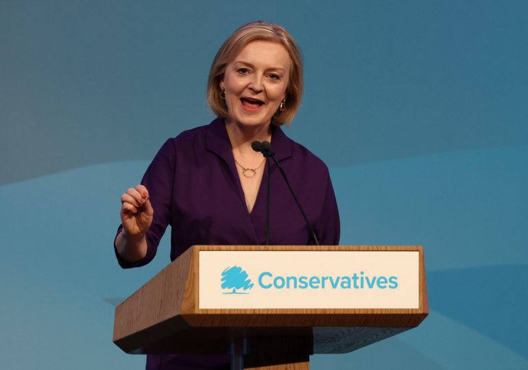 Nueva primera ministra tomará las riendas de un Reino Unido sumido en la crisis