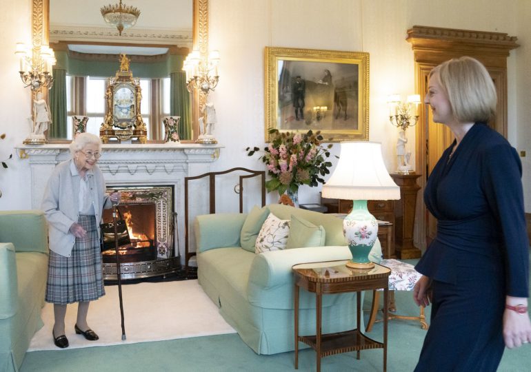 Liz Truss nombrada primera ministra británica en audiencia con Isabel II