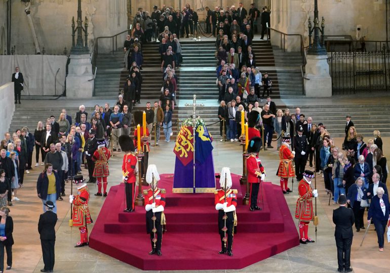Adiós emocionado de miles de ciudadanos a Isabel II
